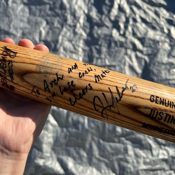 Vintage MLB JUSTIN HUBER MINNESOTA TWINS Autographed Baseball Bat Game Used - Picture 4 of 6